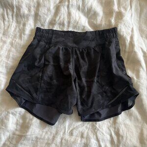 lululemon Hotty Hot Low-Rise Lined Short 4" | Size 4 | Incognito Camo